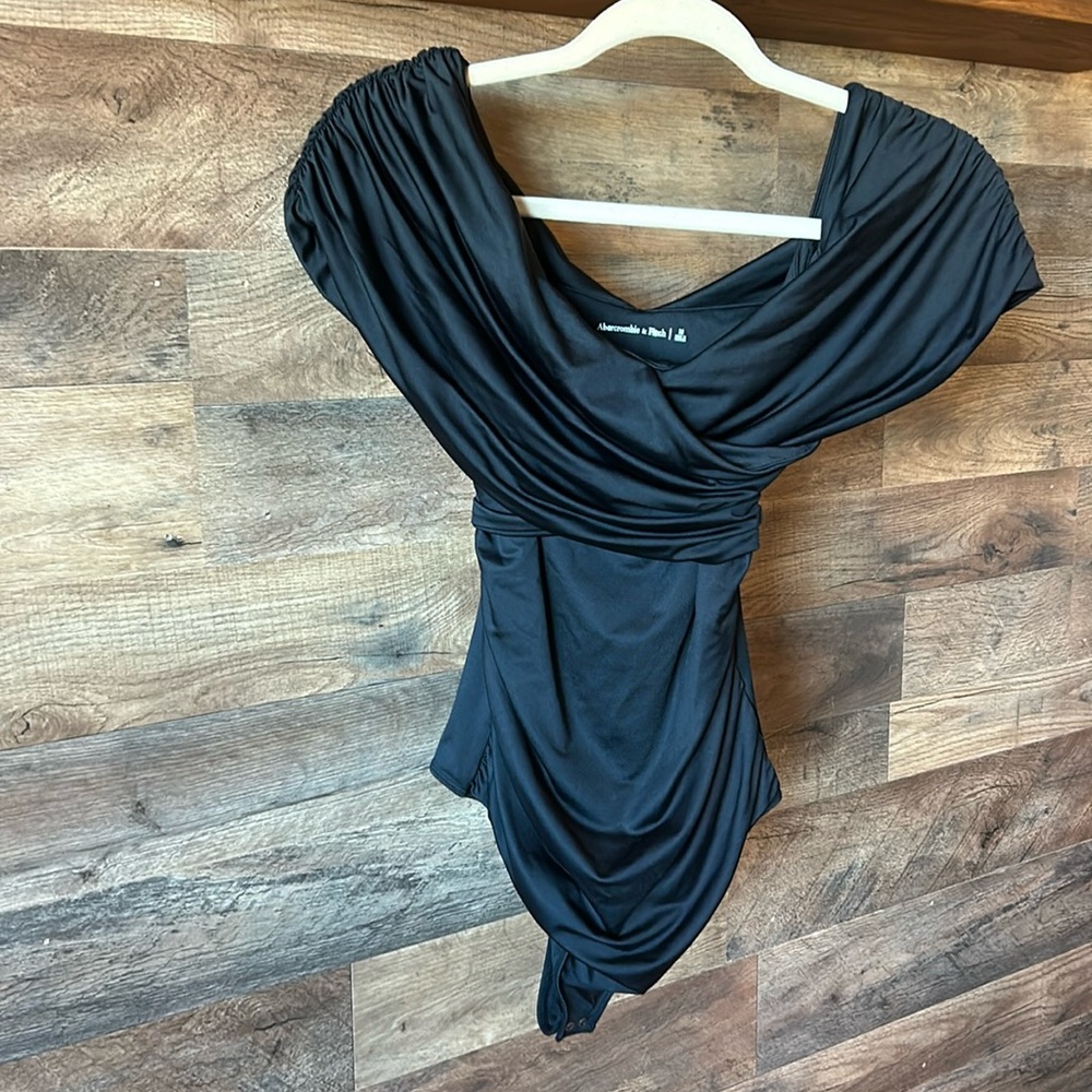 Abercrombie & Fitch off the shoulder wrap body suit M